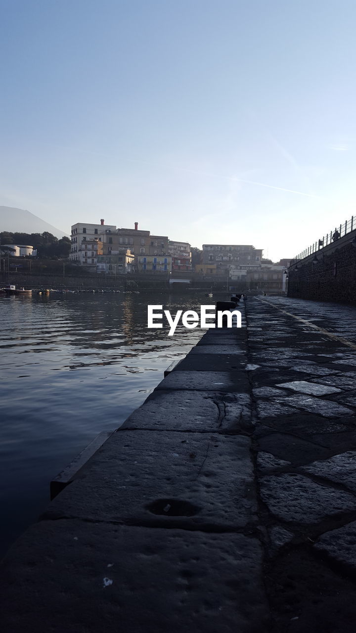 RIVER BY BUILDINGS AGAINST SKY IN CITY