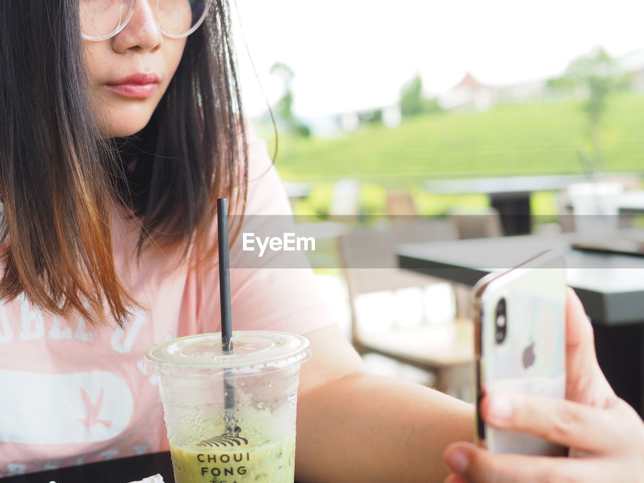 CLOSE-UP PORTRAIT OF A WOMAN HOLDING DRINK IN GLASS