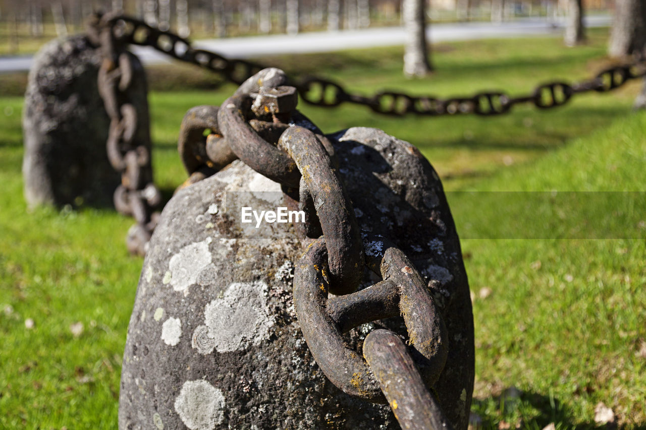 Thick metal chain around memorial