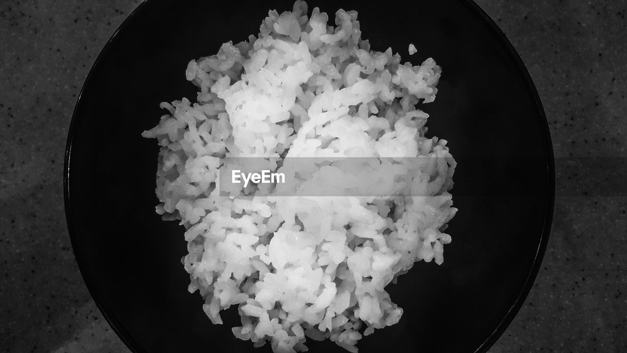 HIGH ANGLE VIEW OF ICE CREAM IN BOWL ON PLATE