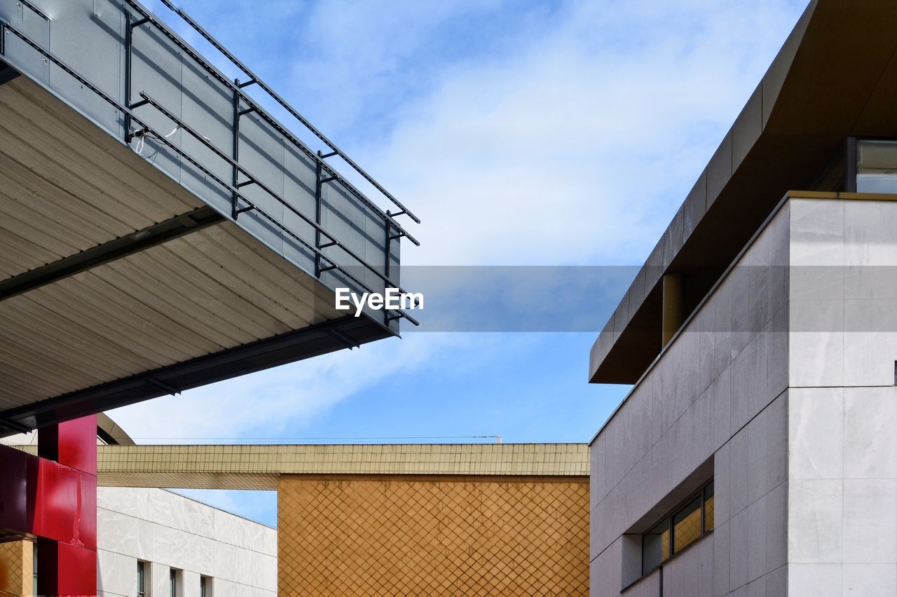 LOW ANGLE VIEW OF BUILDING AGAINST BLUE SKY