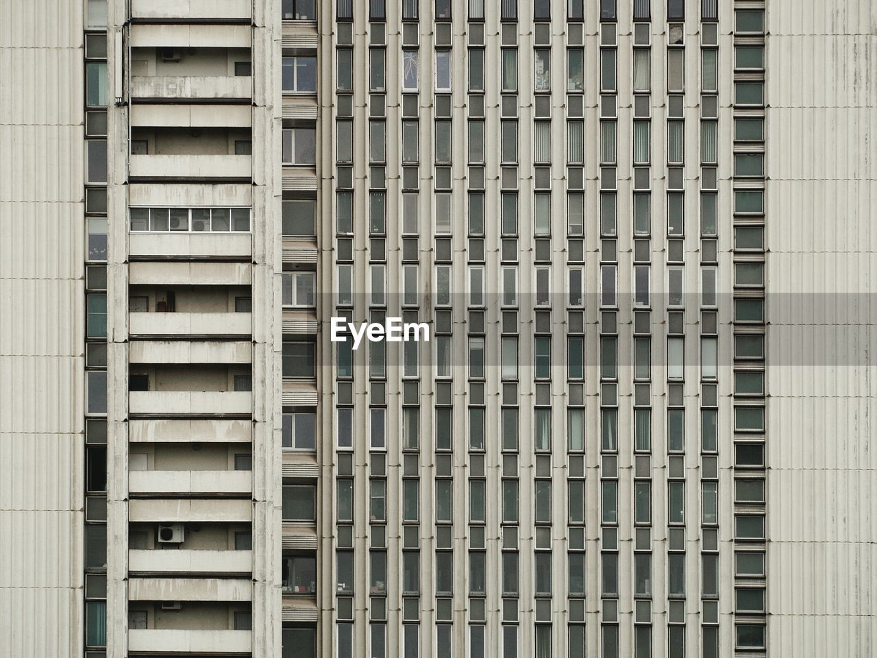 FULL FRAME SHOT OF MODERN OFFICE BUILDING IN CITY