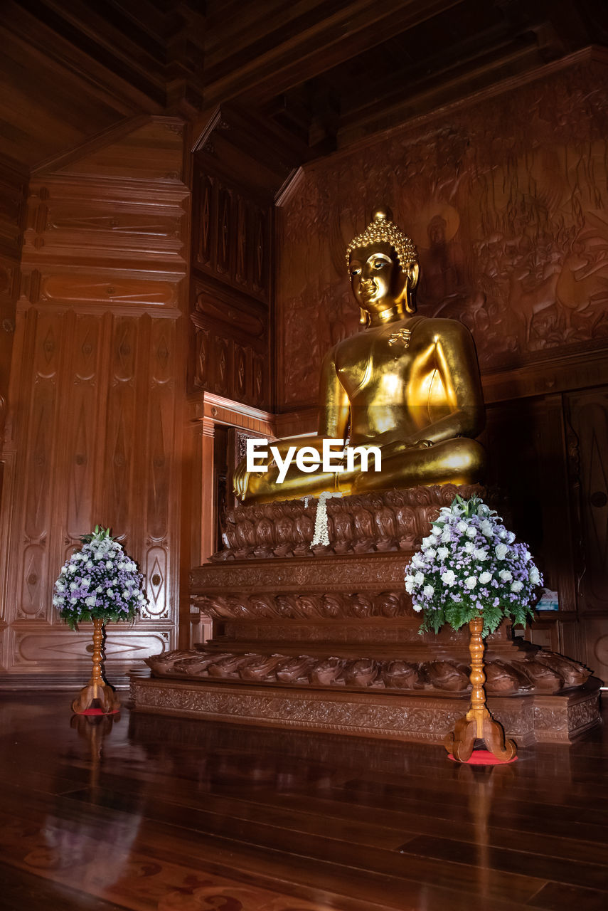 Sitting buddha statue in temple 