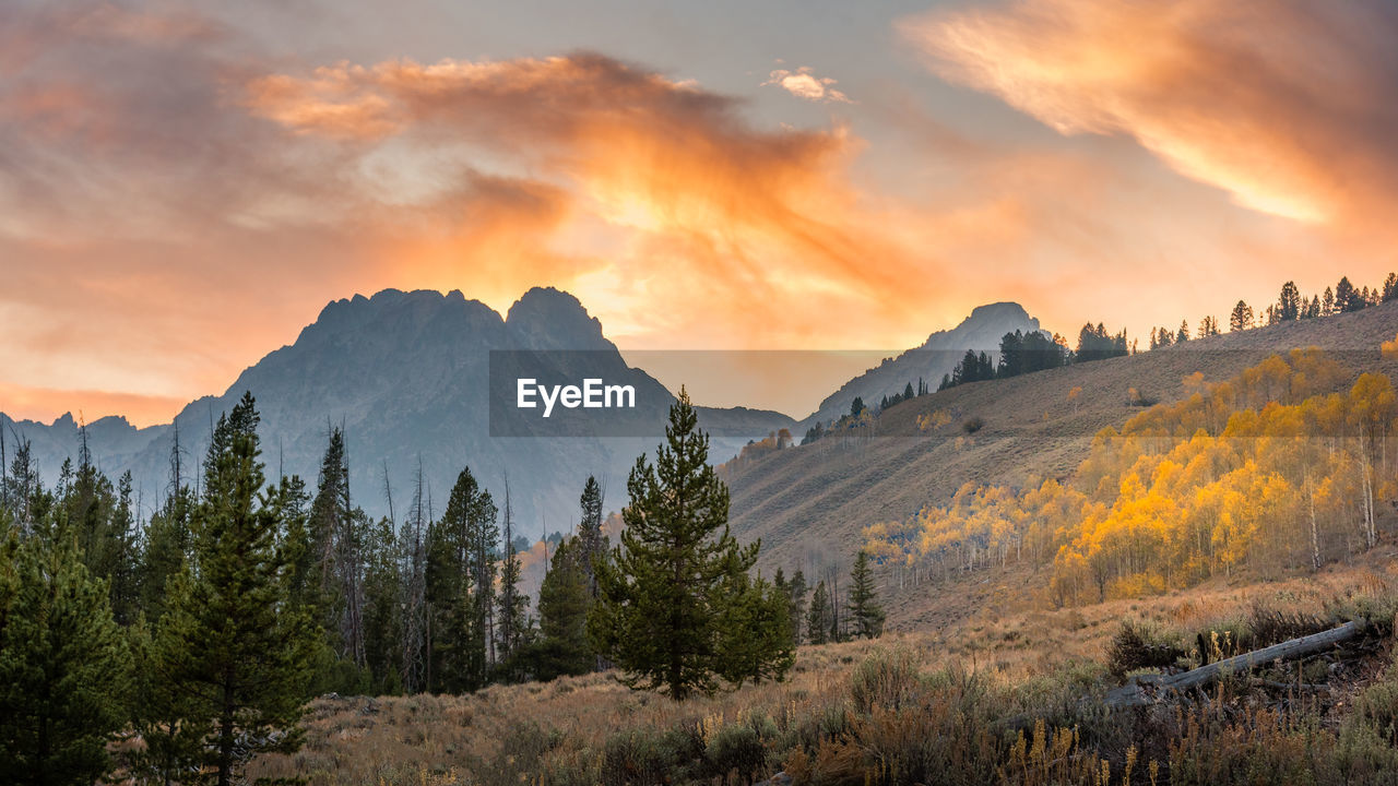 PANORAMIC VIEW OF MOUNTAINS AGAINST SKY DURING SUNSET
