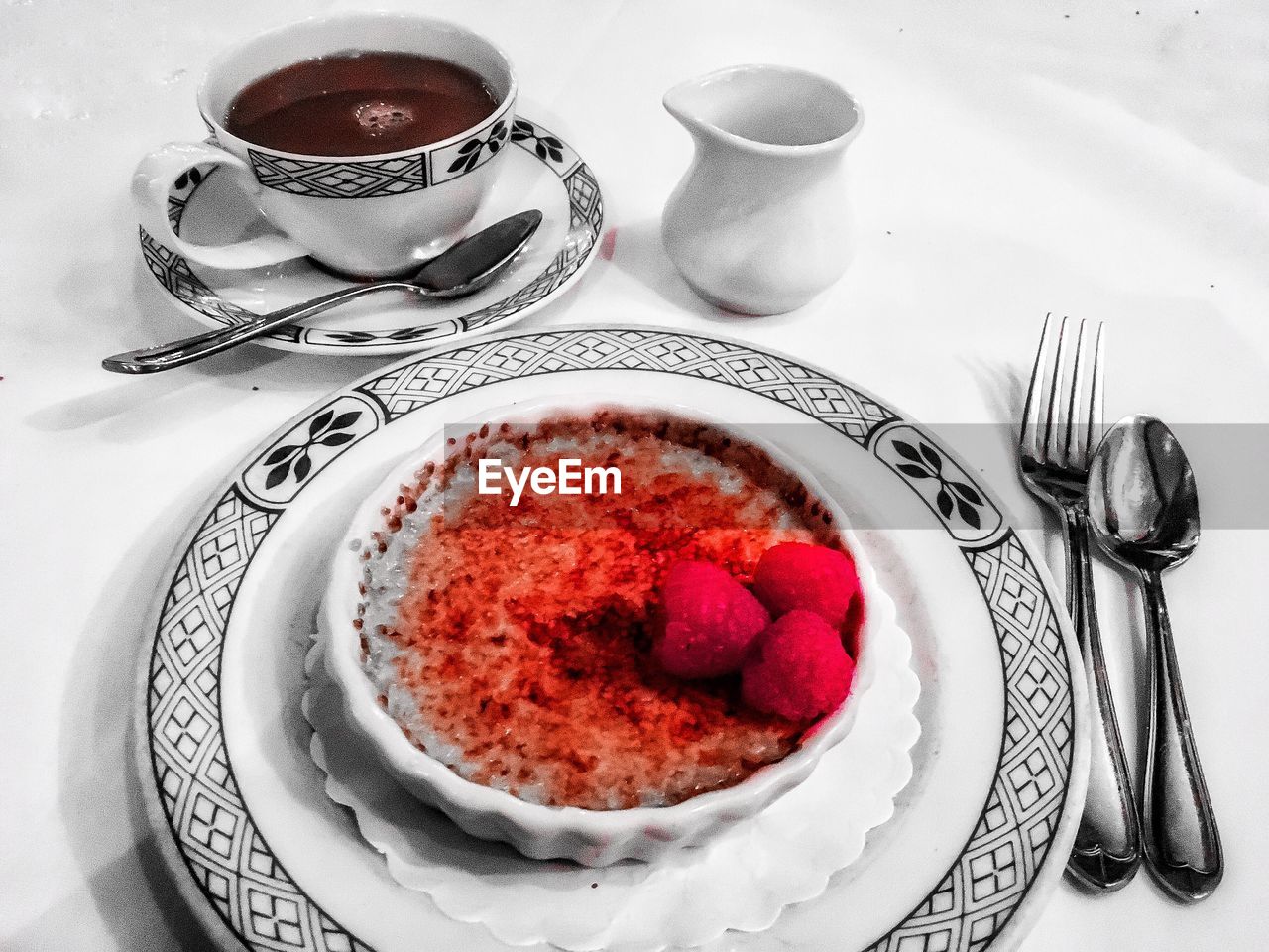 HIGH ANGLE VIEW OF CHOCOLATE CAKE IN PLATE