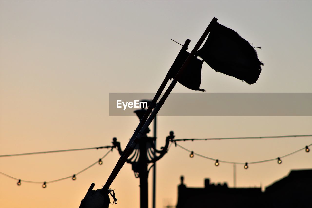 LOW ANGLE VIEW OF SILHOUETTE BIRDS AGAINST SKY