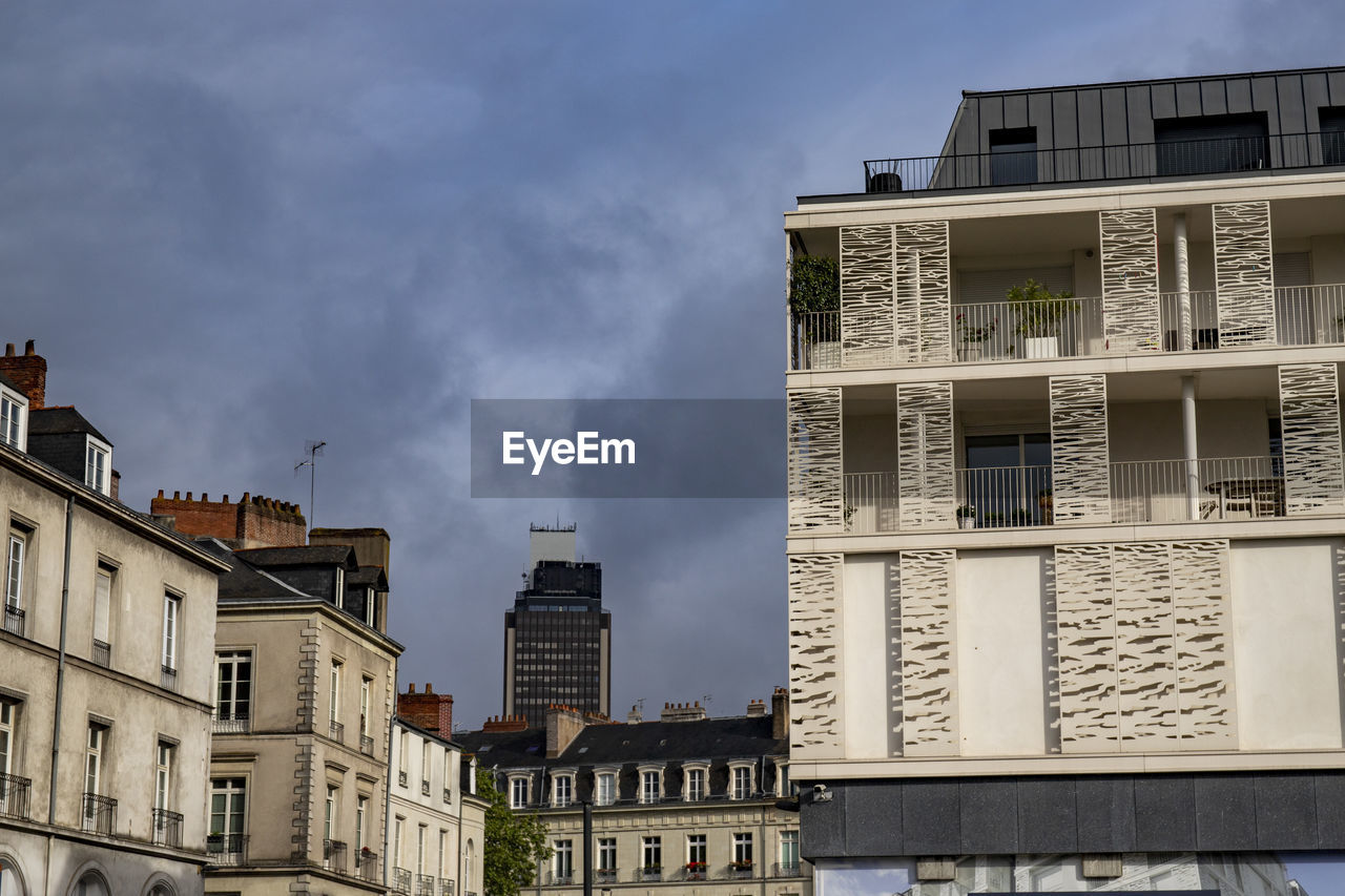 LOW ANGLE VIEW OF BUILDINGS IN CITY AGAINST SKY