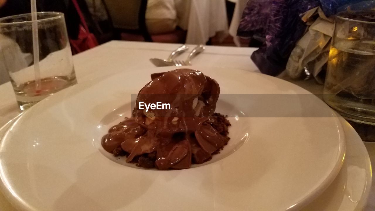 CLOSE-UP OF ICE CREAM IN PLATE