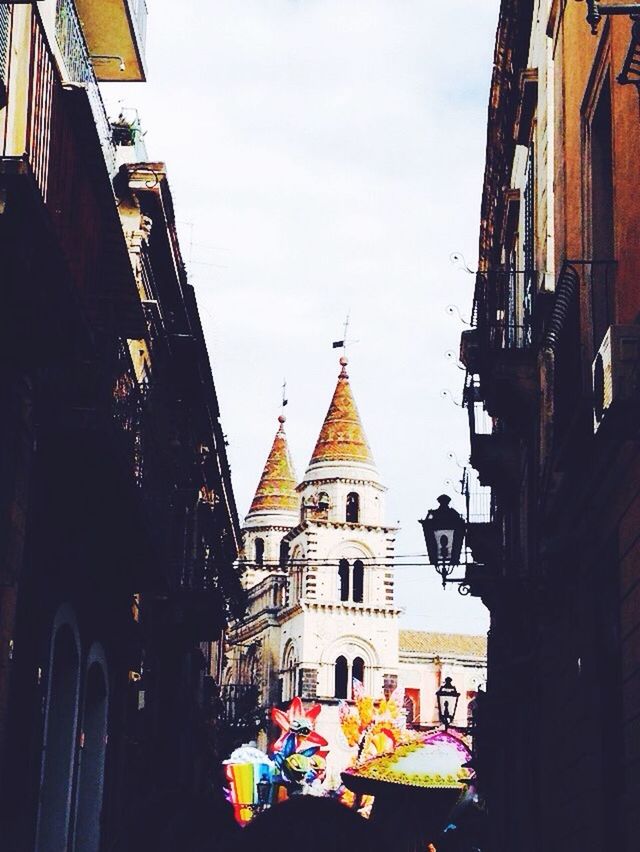 VIEW OF BUILDINGS IN THE CITY