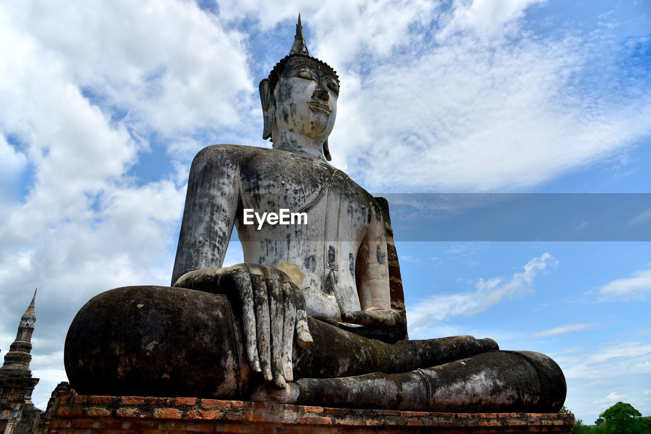 LOW ANGLE VIEW OF STATUES AGAINST SKY