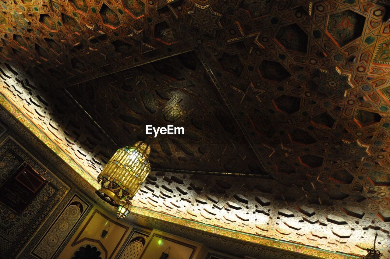 LOW ANGLE VIEW OF CEILING