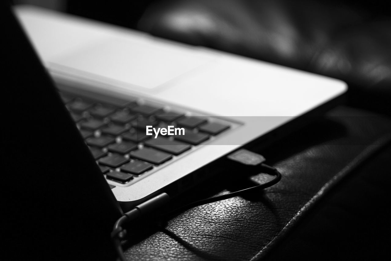 CLOSE-UP OF LAPTOP KEYBOARD