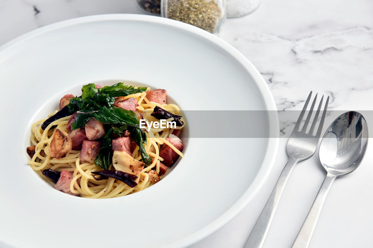 HIGH ANGLE VIEW OF FOOD SERVED IN PLATE