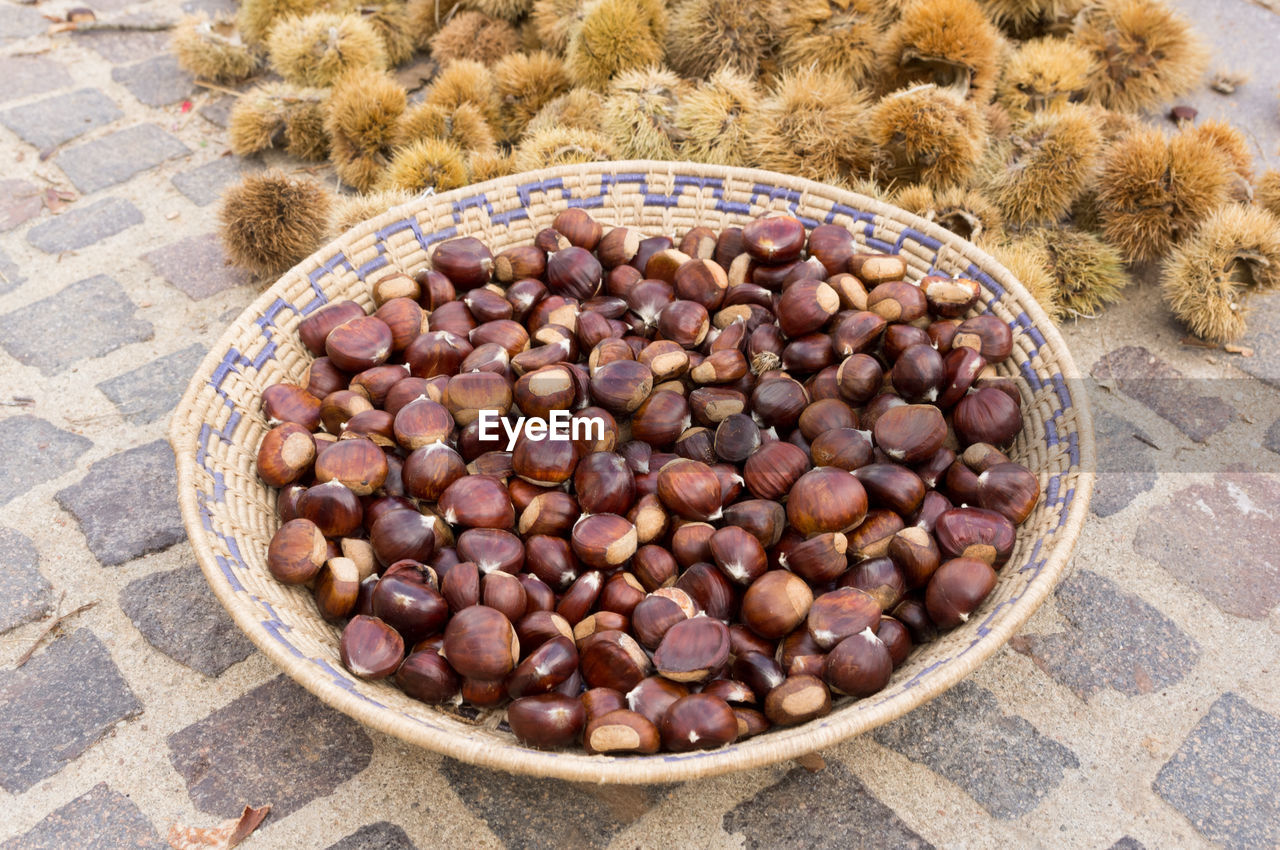 HIGH ANGLE VIEW OF BERRIES IN CONTAINER