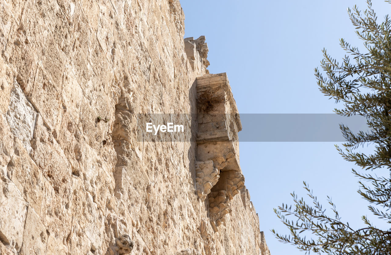 LOW ANGLE VIEW OF HISTORICAL BUILDING AGAINST SKY