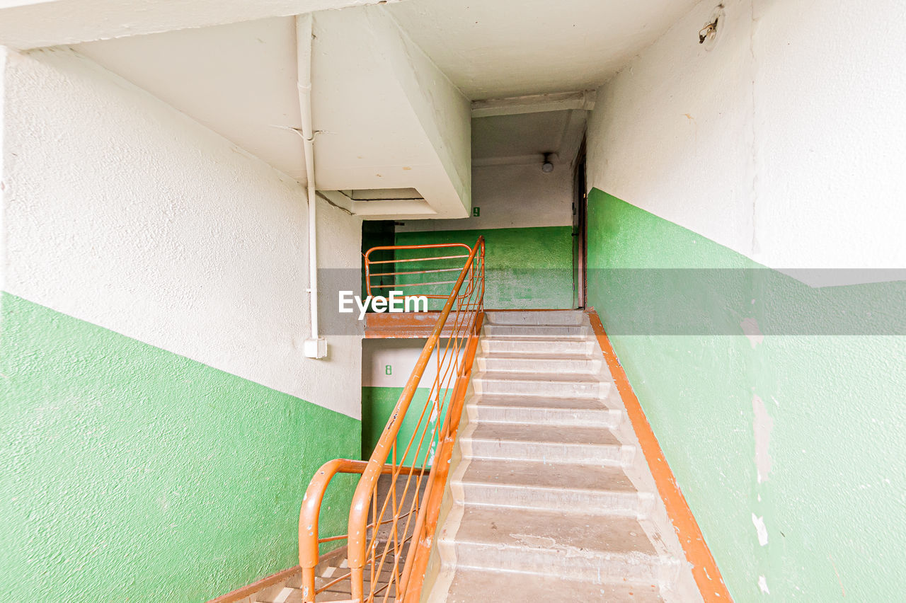 HIGH ANGLE VIEW OF STAIRCASE