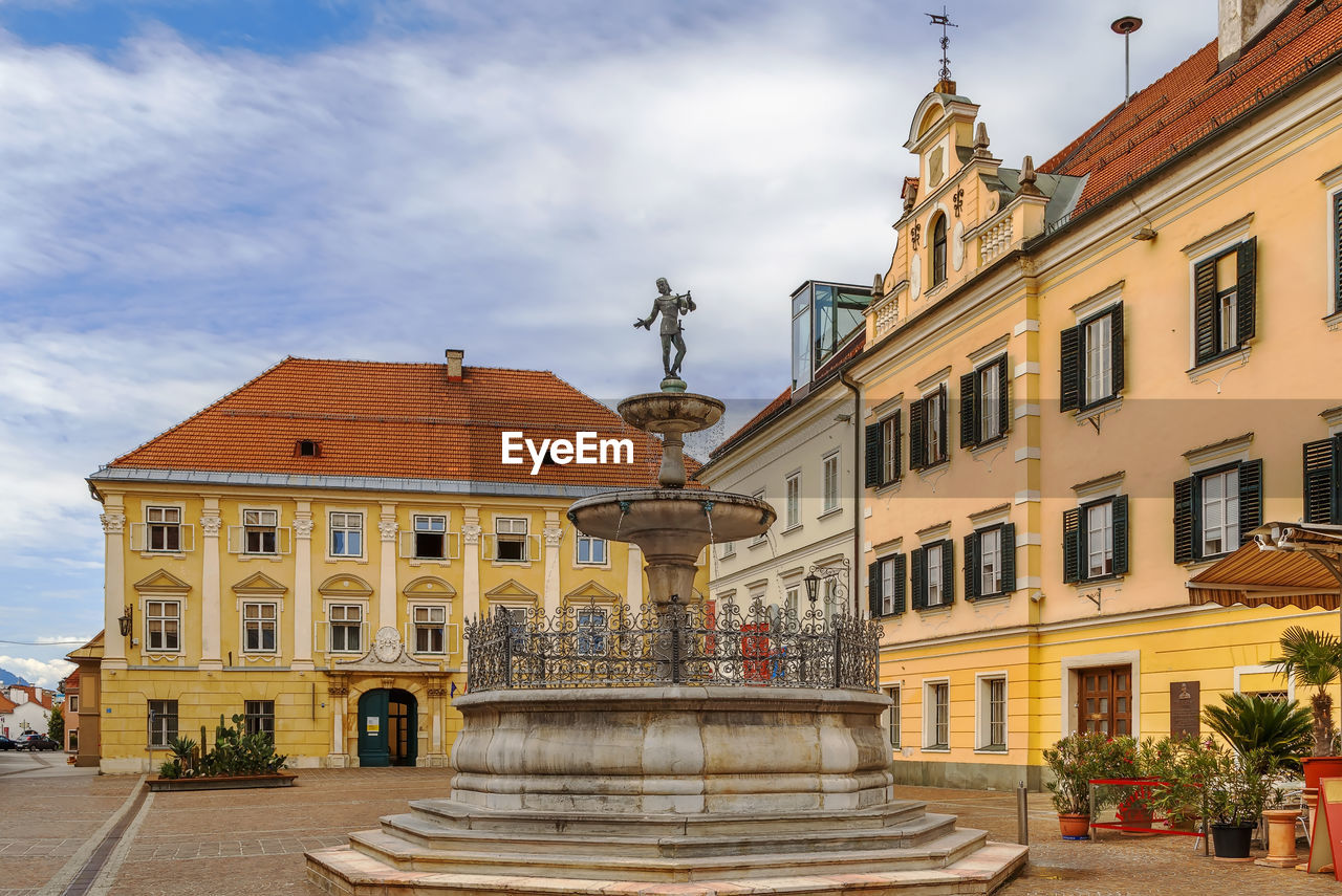 VIEW OF BUILDINGS IN TOWN