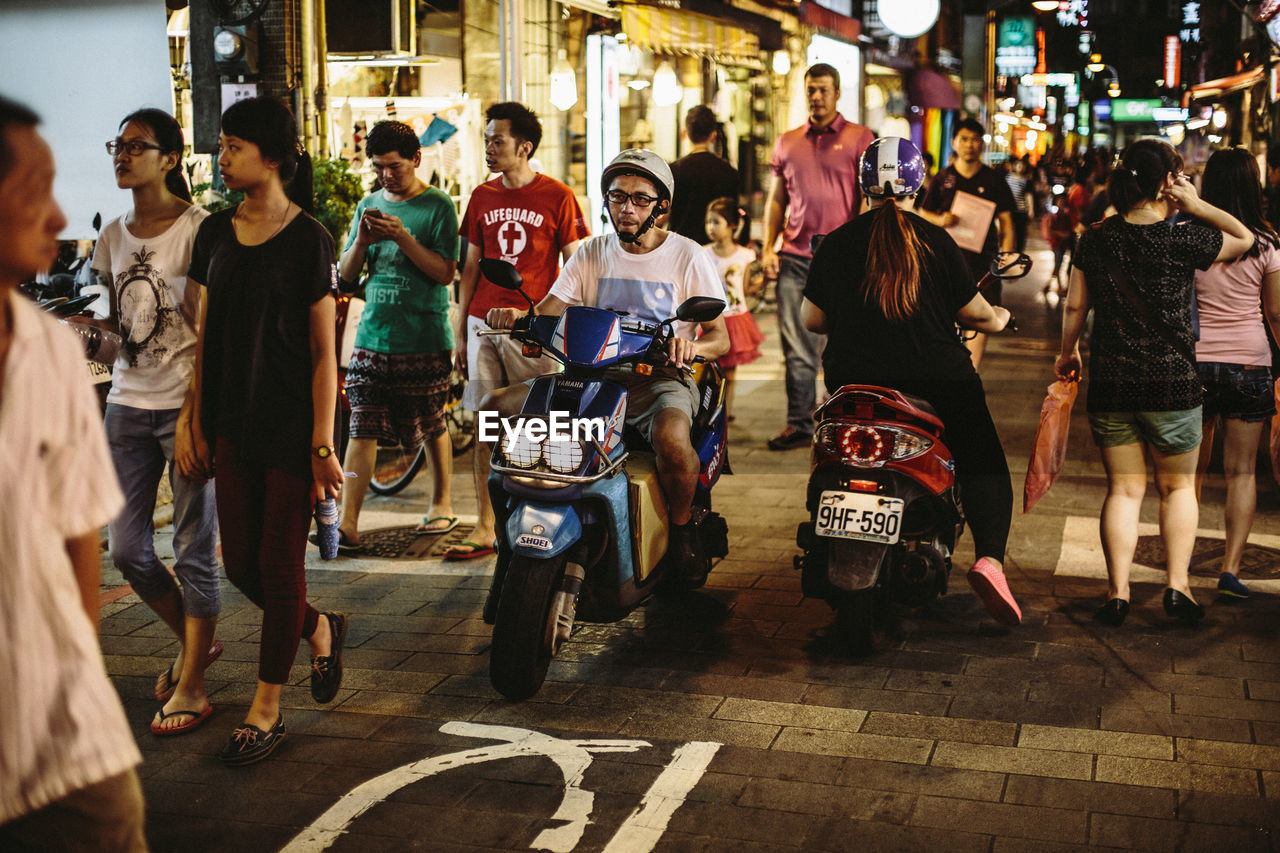 GROUP OF PEOPLE AT SIDEWALK CAFE