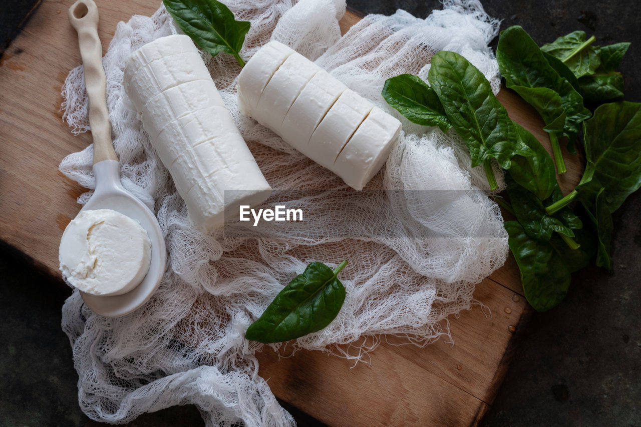 HIGH ANGLE VIEW OF VEGETABLES ON TABLE