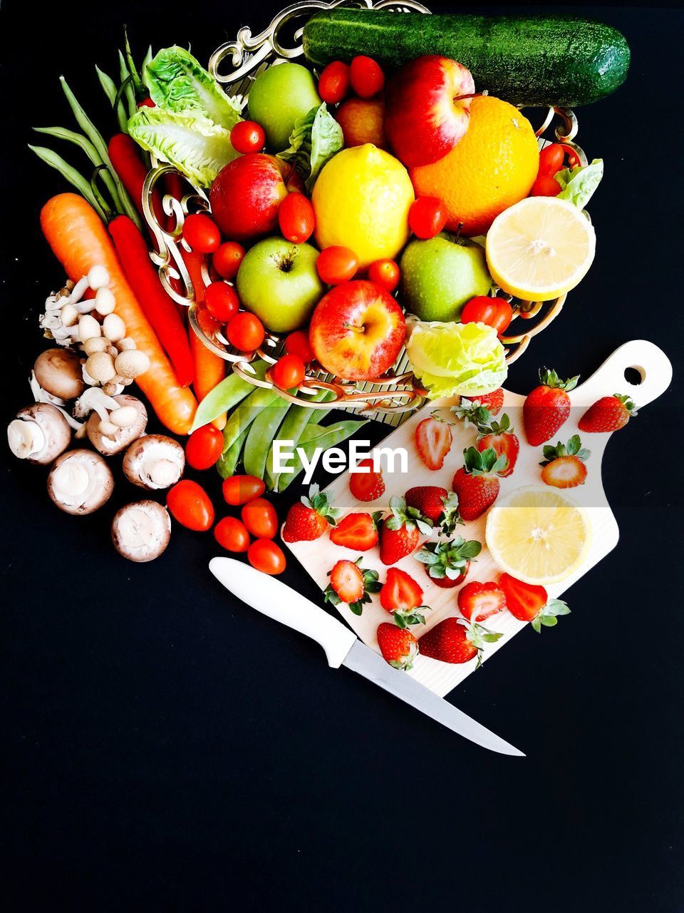 HIGH ANGLE VIEW OF FRUITS IN BOWL