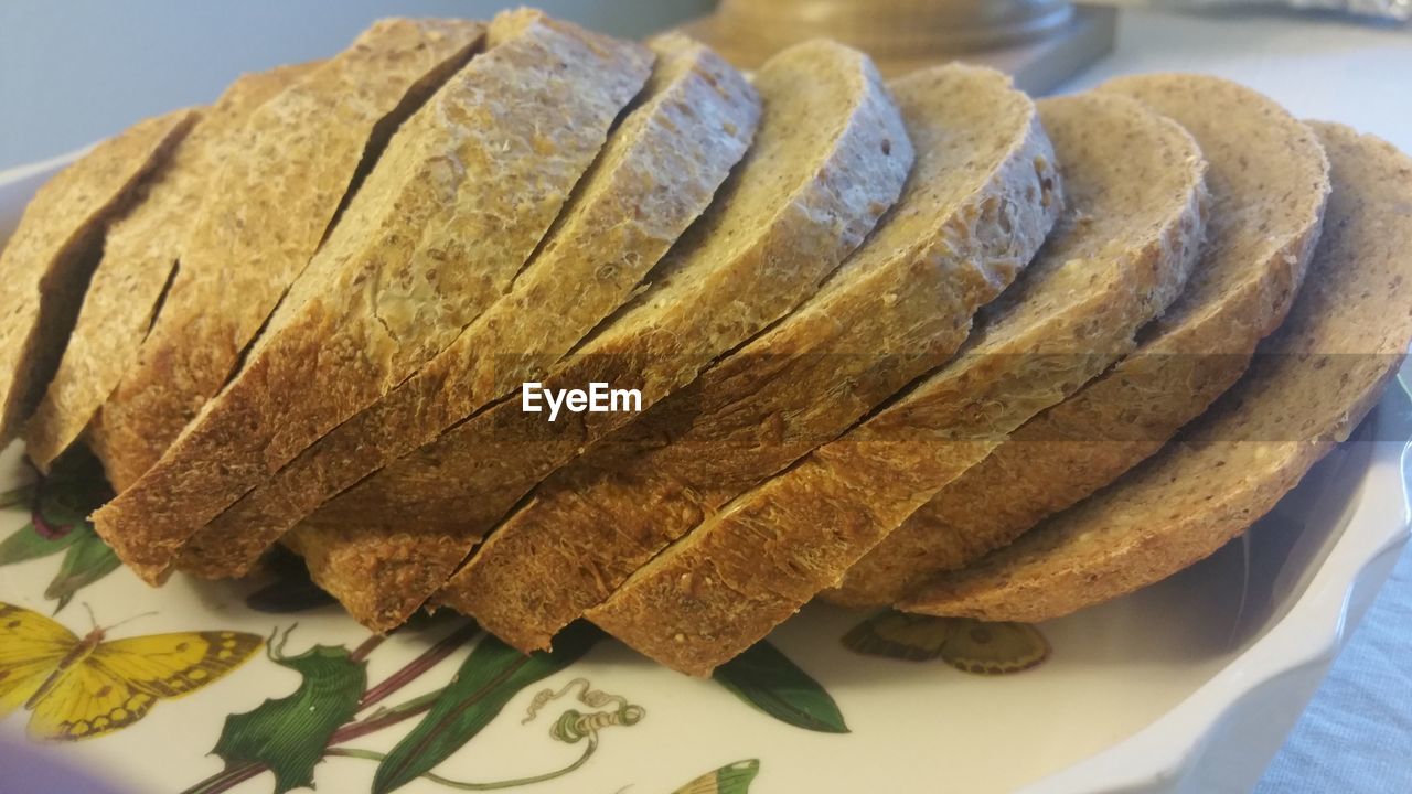CLOSE-UP VIEW OF BREAD ON PLATE