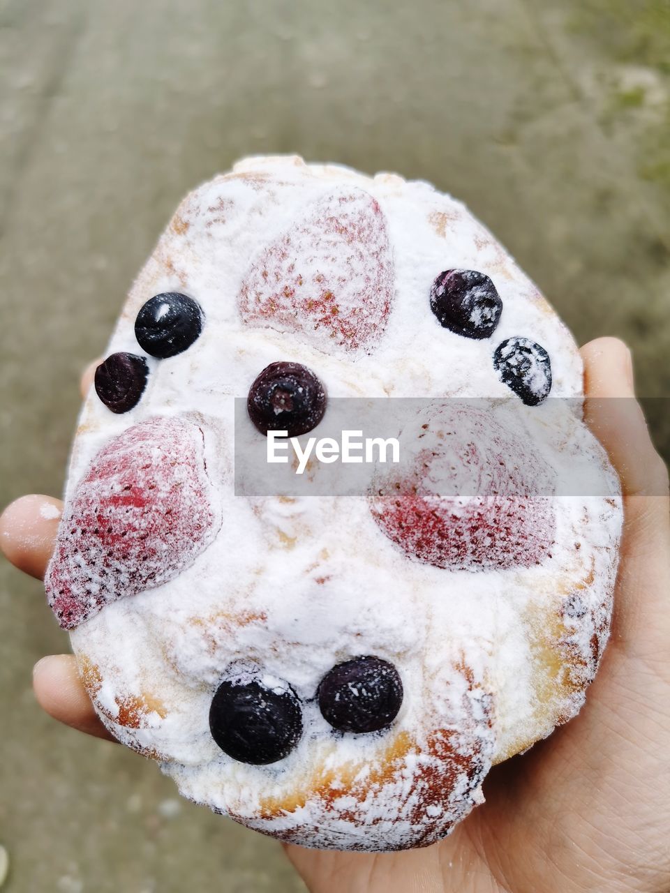 CLOSE-UP OF HUMAN HAND HOLDING ICE CREAM
