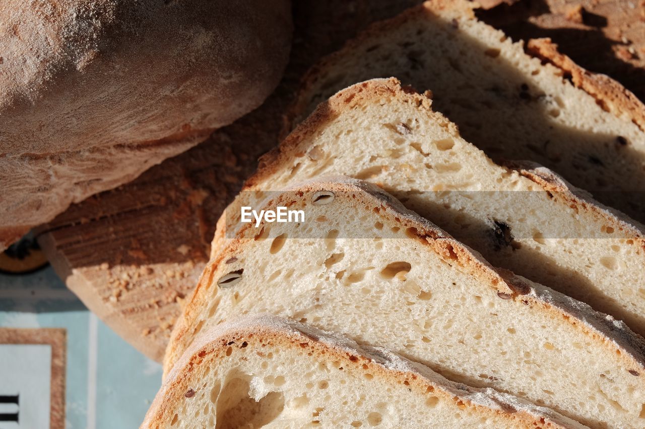 HIGH ANGLE VIEW OF BREAD IN TRAY