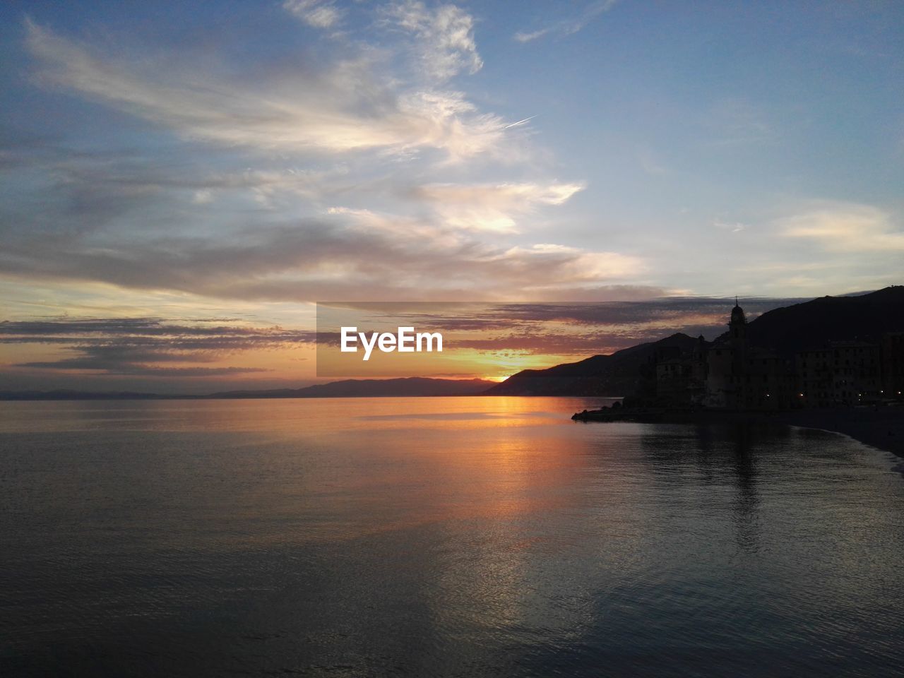 SCENIC VIEW OF SEA AGAINST ORANGE SKY