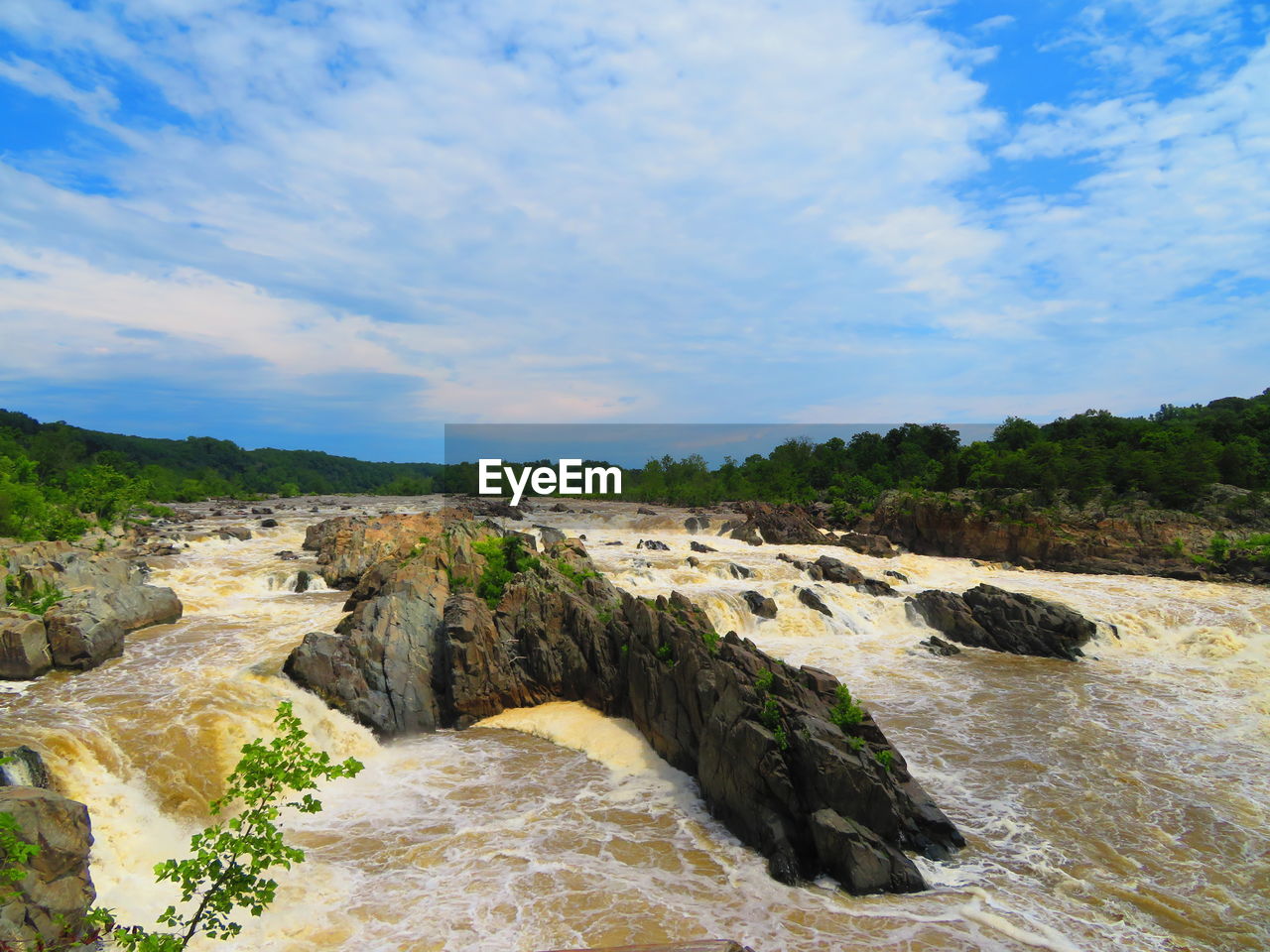 SCENIC VIEW OF WATER FLOWING THROUGH ROCKS