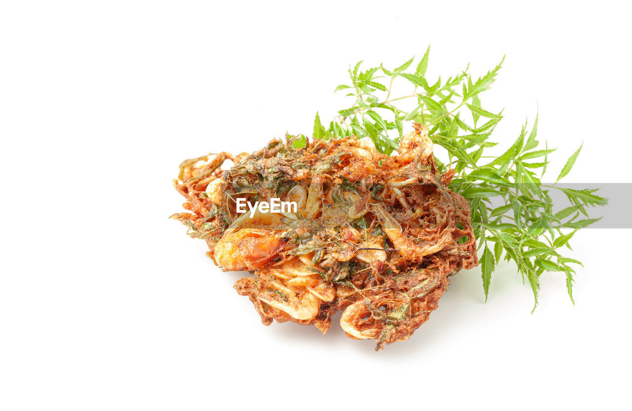 CLOSE-UP OF BREAD ON PLATE