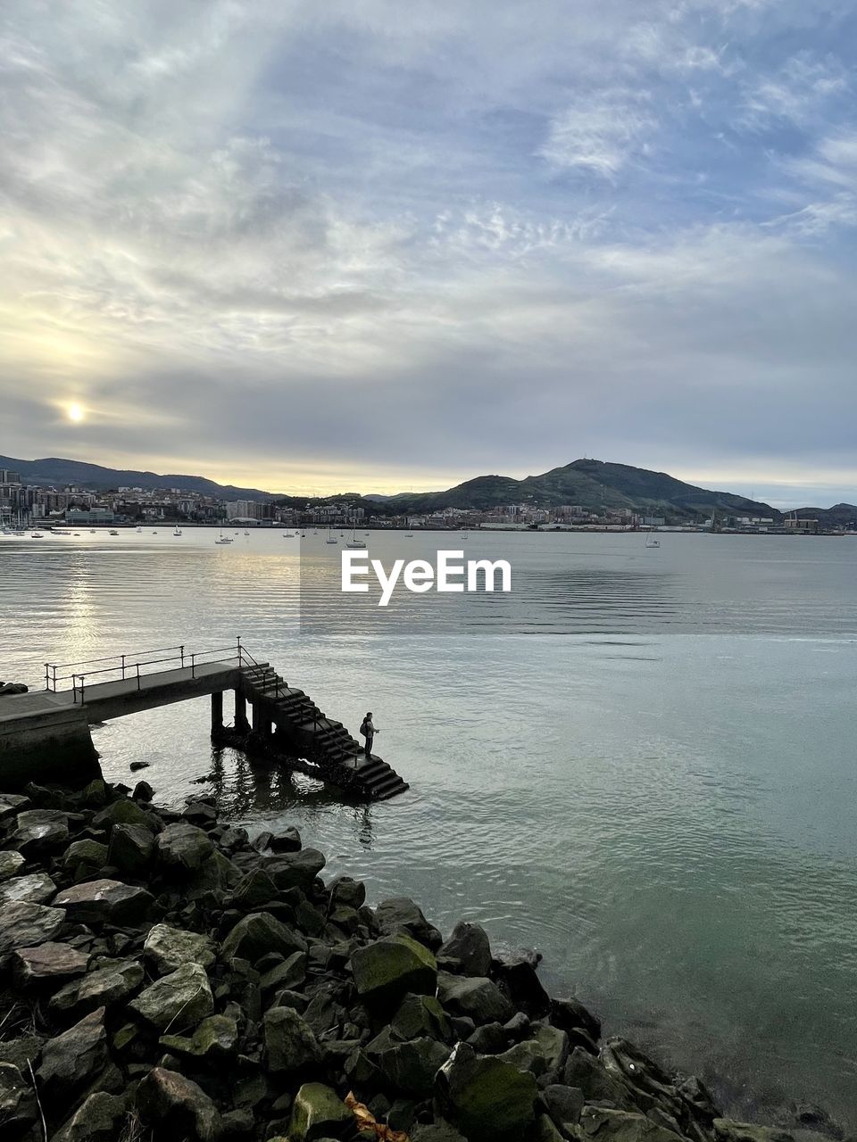 SCENIC VIEW OF SEA AND MOUNTAINS AGAINST SKY