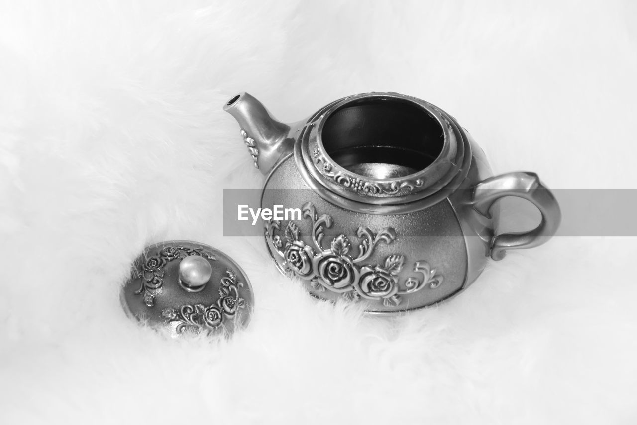 Tin teapot with beautiful flowers sculpture in black and white