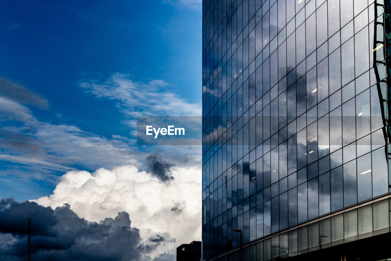 LOW ANGLE VIEW OF GLASS BUILDING AGAINST SKY