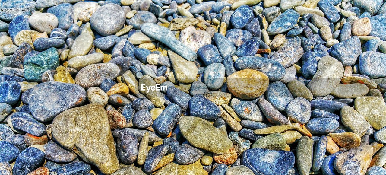 FULL FRAME SHOT OF PEBBLES AT BEACH