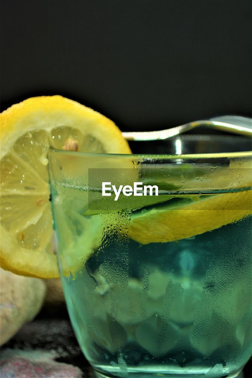 CLOSE-UP OF LEMON SLICE IN GLASS