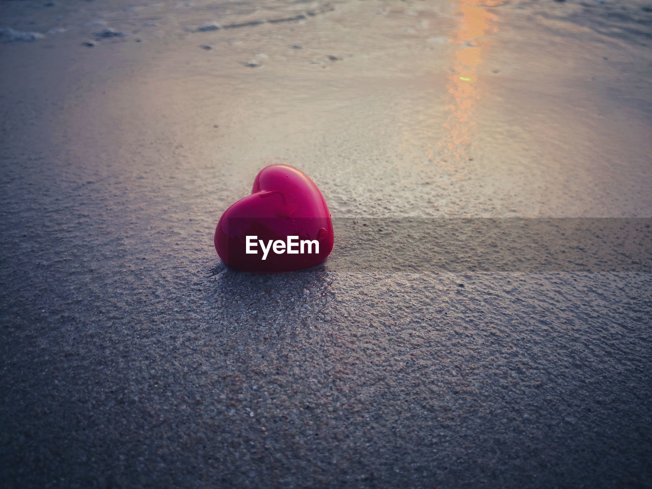 HIGH ANGLE VIEW OF HEART SHAPE ON BEACH