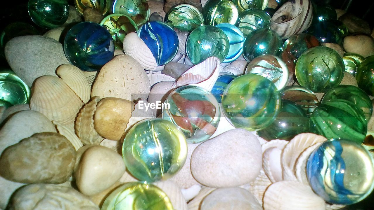 CLOSE-UP OF MULTI COLORED CHRISTMAS DECORATIONS