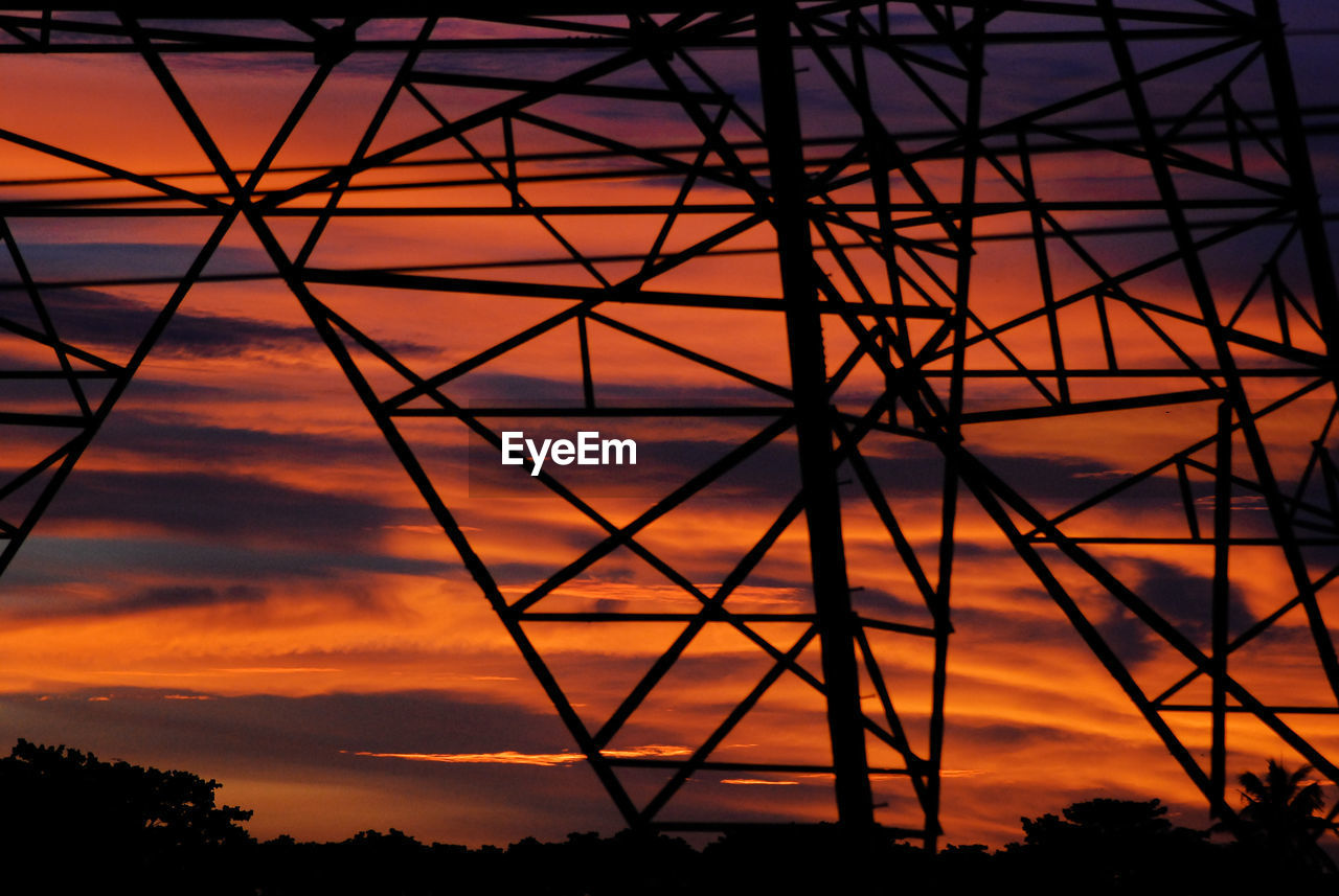 LOW ANGLE VIEW OF SILHOUETTE ELECTRICITY PYLON AGAINST SKY