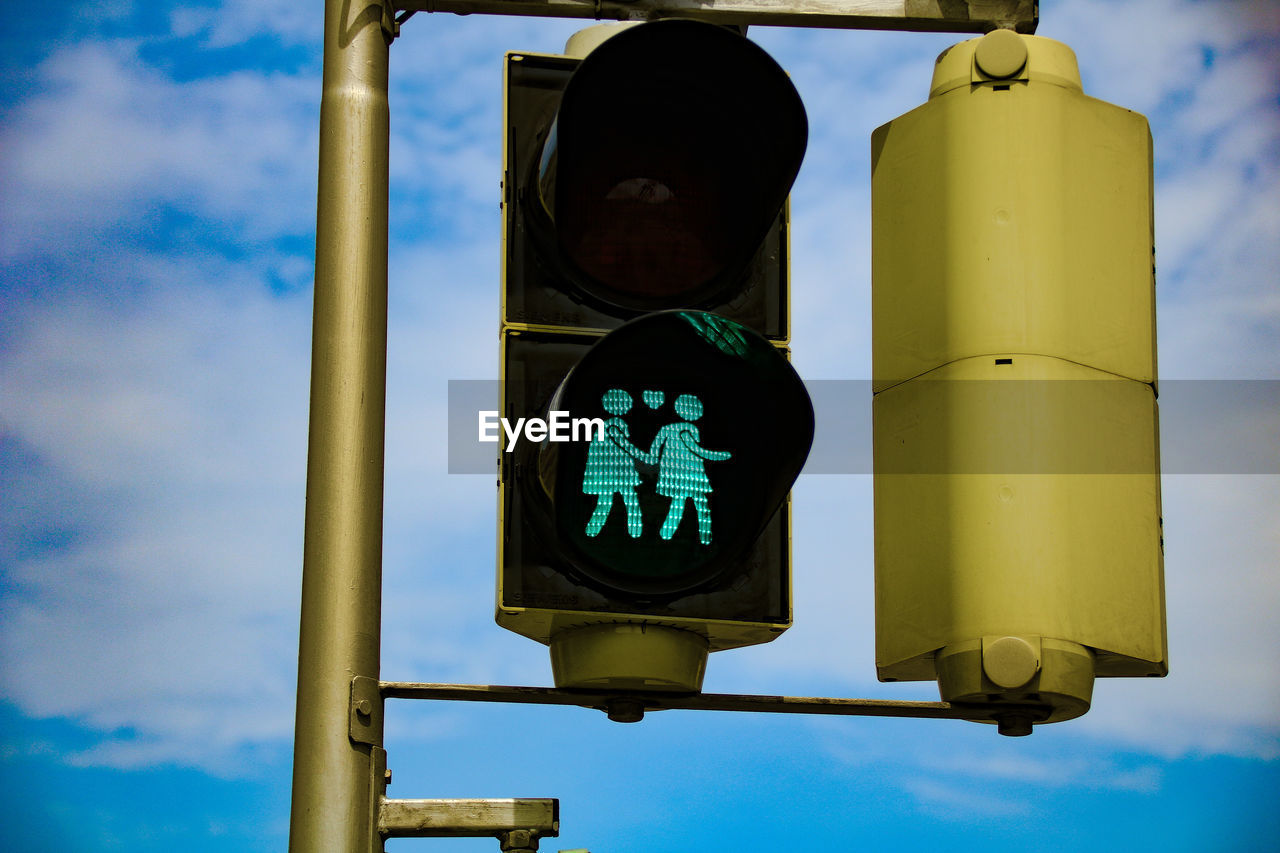 LOW ANGLE VIEW OF ROAD SIGNAL AGAINST SKY