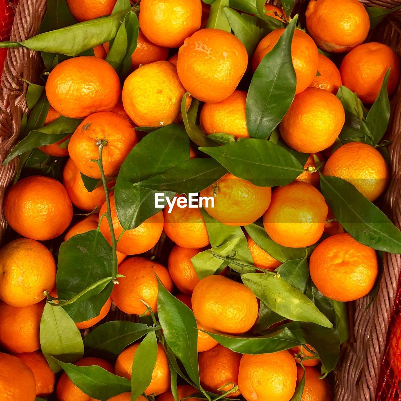 HIGH ANGLE VIEW OF ORANGES AT MARKET