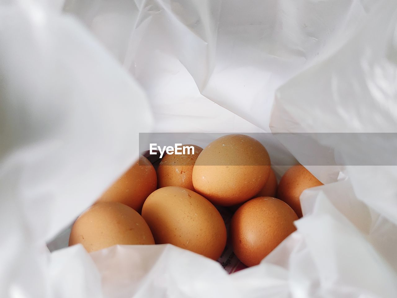 HIGH ANGLE VIEW OF EGGS IN TRAY