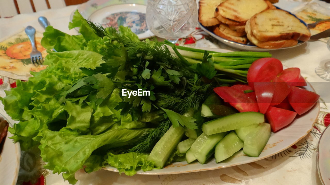 CLOSE-UP OF VEGETABLES IN PLATE