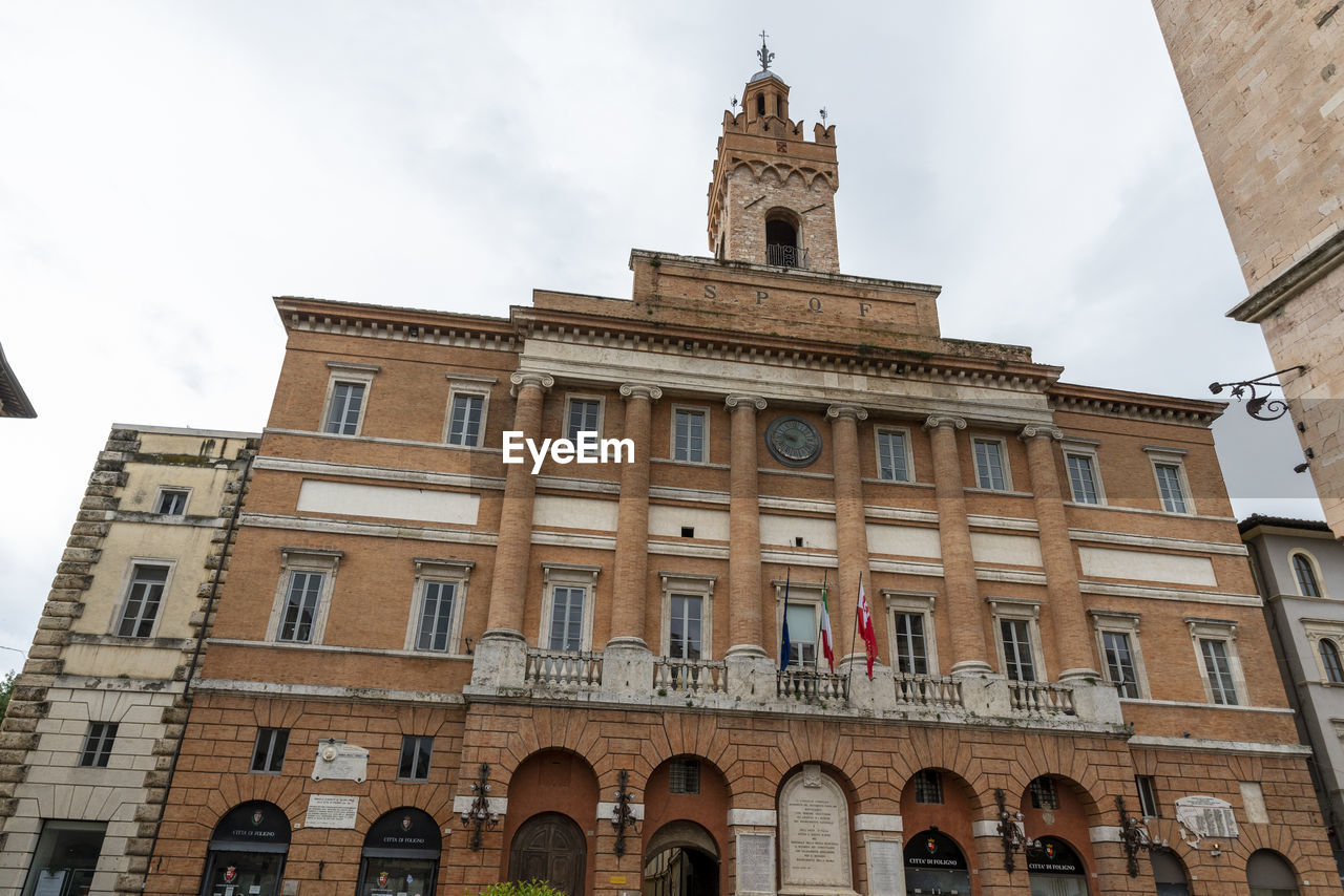 LOW ANGLE VIEW OF BUILDING AGAINST CLOUDY SKY