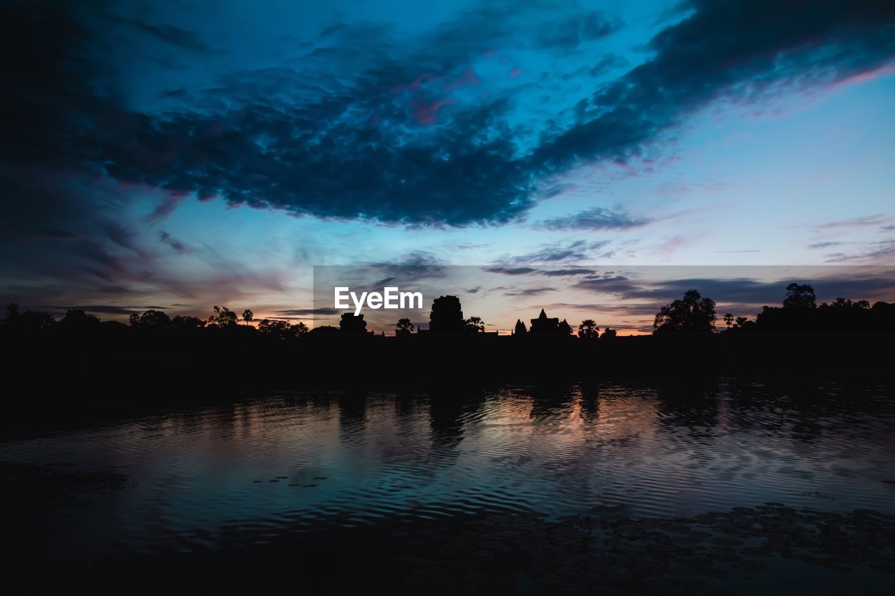 SCENIC VIEW OF LAKE AGAINST SKY AT SUNSET