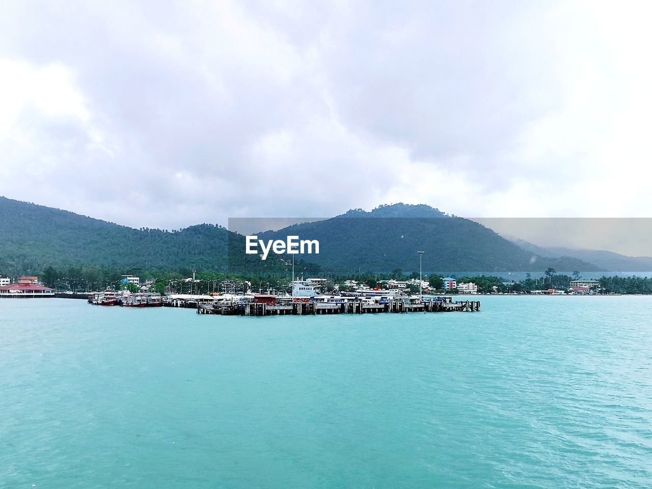 SCENIC VIEW OF BAY AGAINST MOUNTAIN RANGE