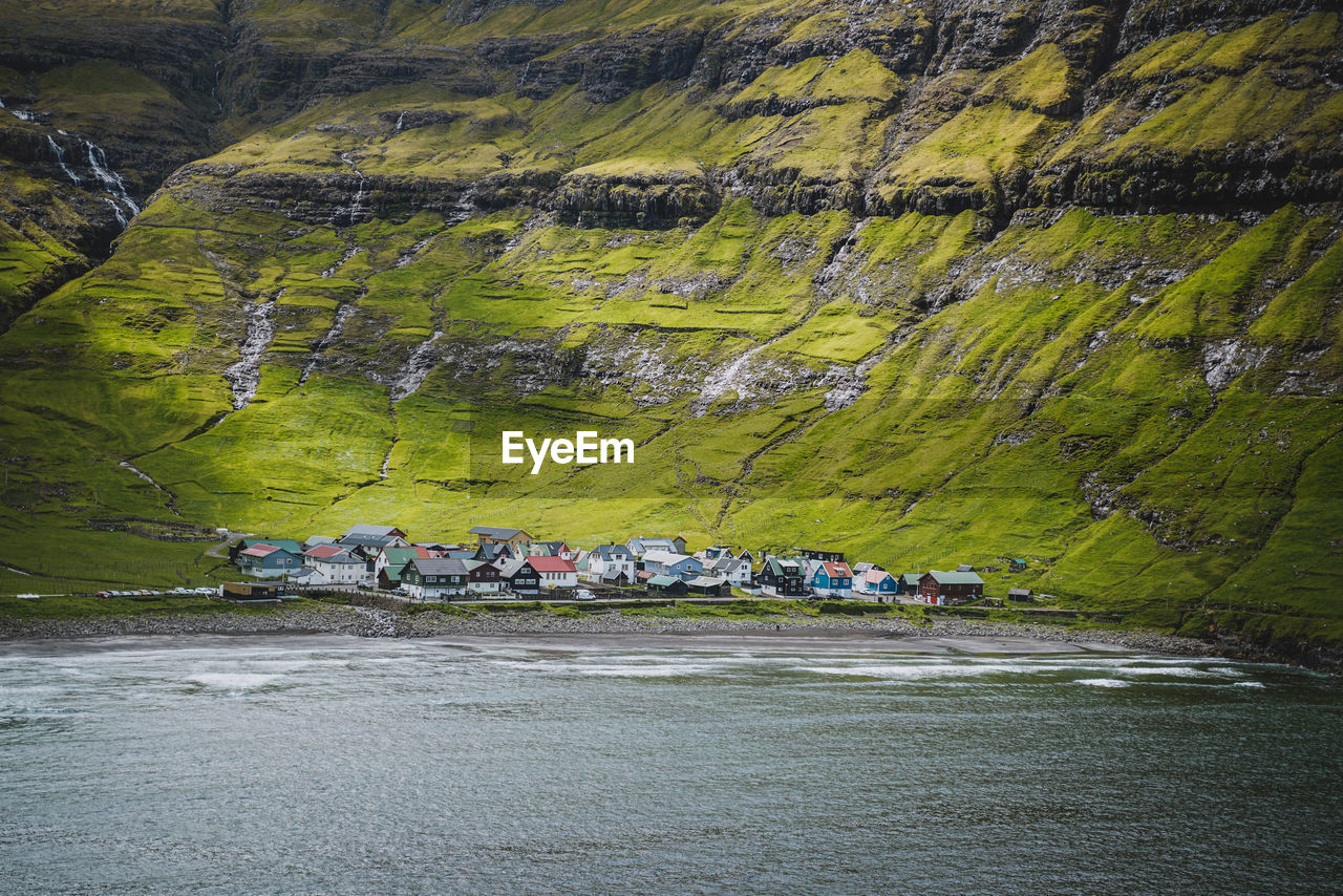 SCENIC VIEW OF ROCKS ON LAND AGAINST MOUNTAINS