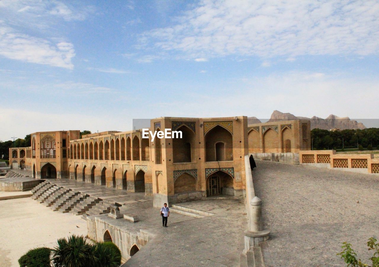 PEOPLE AT HISTORICAL BUILDING AGAINST SKY