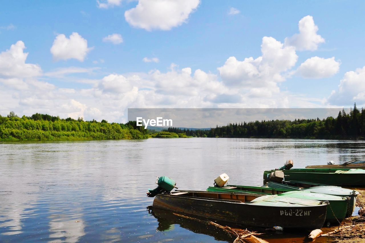 BOATS IN LAKE AGAINST SKY