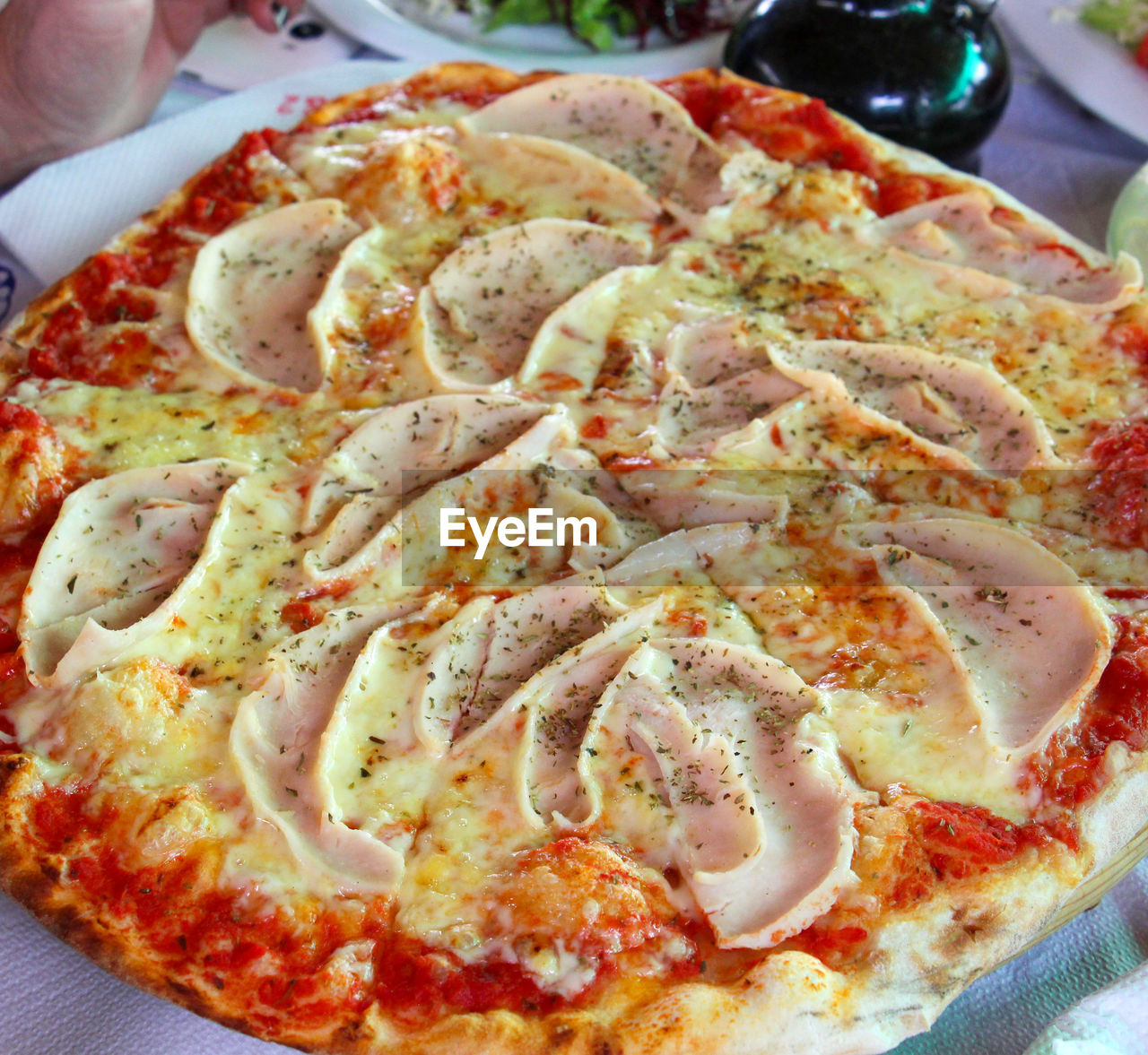 CLOSE-UP OF PIZZA ON PLATE