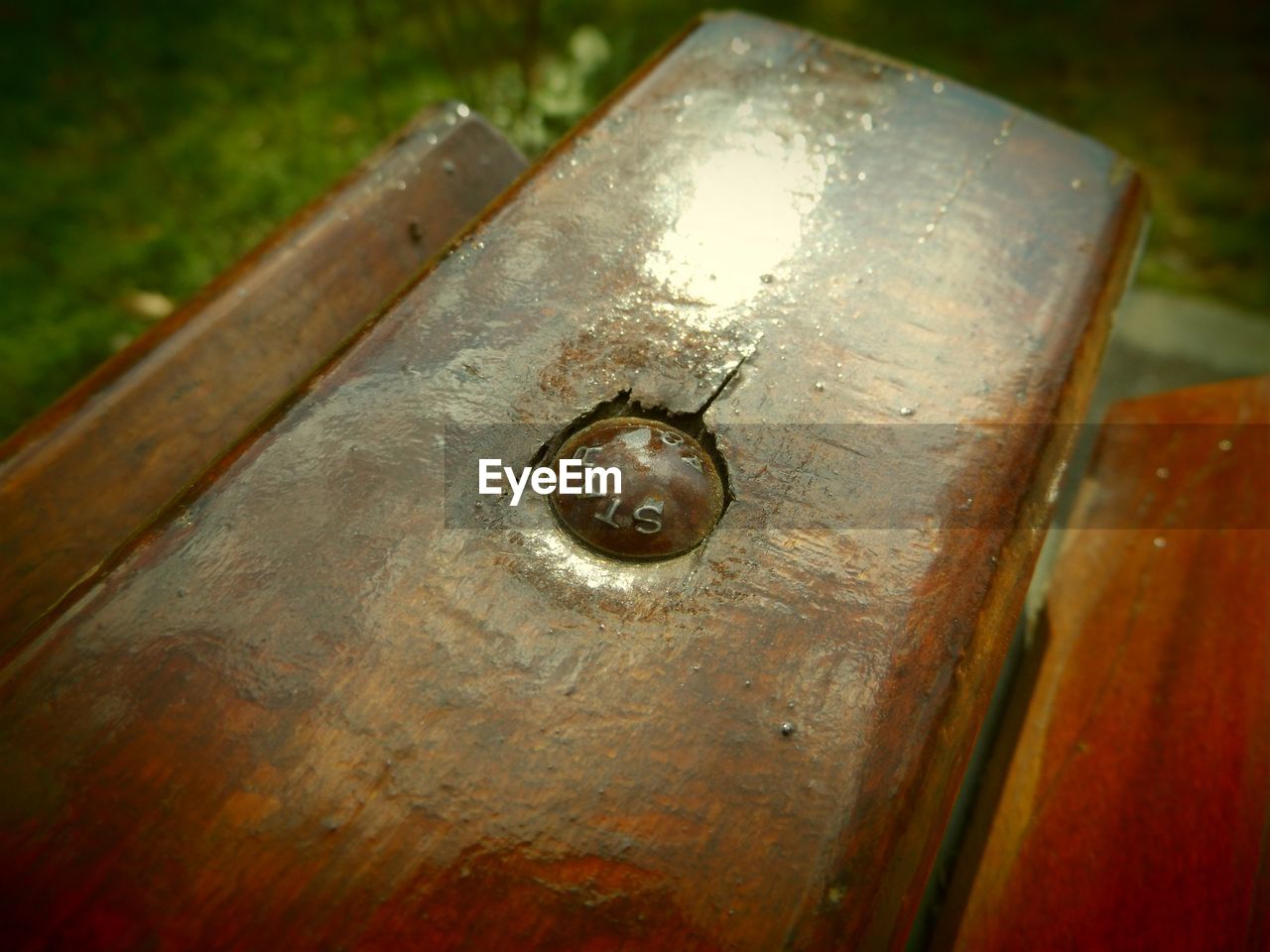 CLOSE-UP OF WOODEN WALL